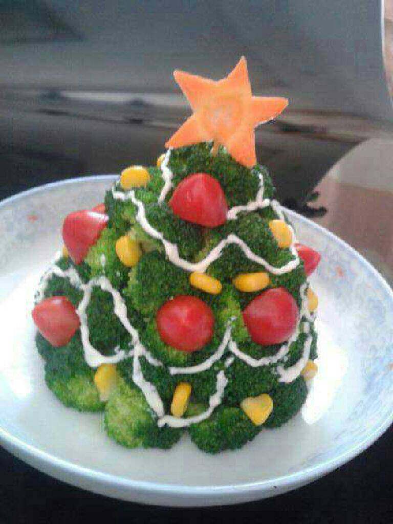 可以吃的圣诞树,挤上一圈<a style='color:red;display:inline-block;' href='/shicai/ 4856'>沙拉酱</a>，可漂亮了