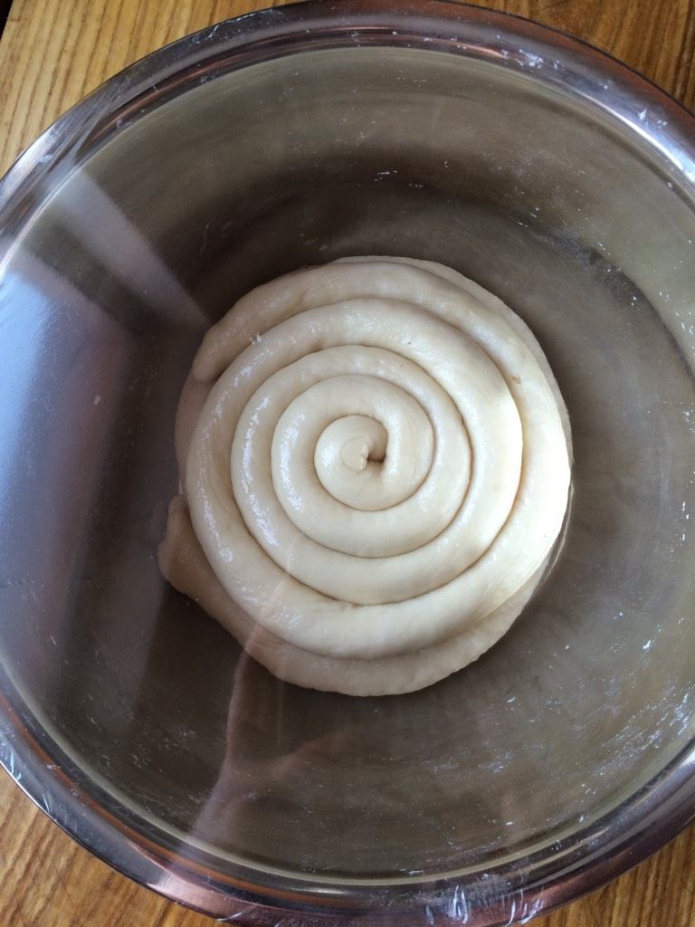 新疆拉条子,如图盖上保鲜膜,醒半个小时,时间越长越好
