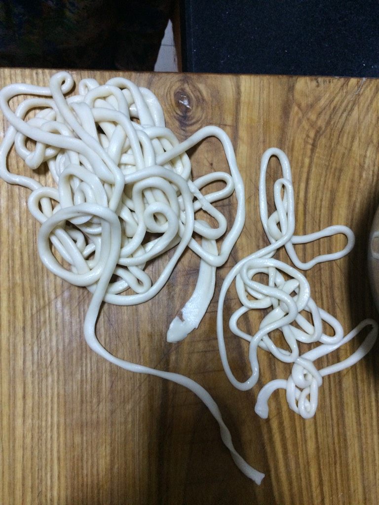 新疆拉条子,如图将醒好的面条手上沾油慢慢的拉拽,边拽边抻,开始不要拉太细,均匀即可,如果第一次拉拽的比较粗,该动作可重复两到三次