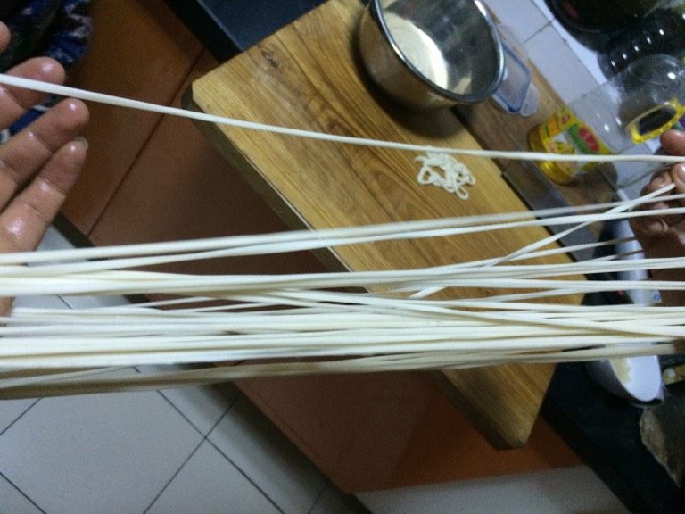 新疆拉条子,如图慢慢的跟着面的弹性往两边拉,不可心急,不可用蛮力,要慢慢的往外拉,这样面条受力均匀拉出来的面条也均匀