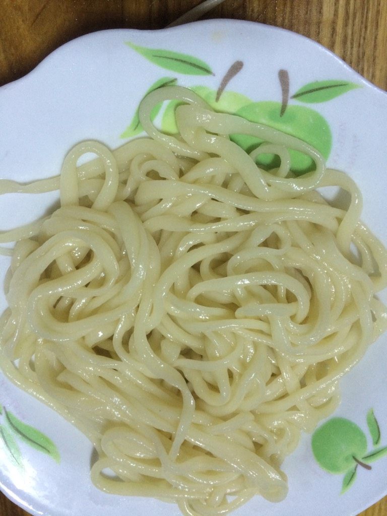 新疆拉条子,如图捞出,可即食,也可以过冷水拌入爱吃的菜做拌面吃,也可以炒来吃