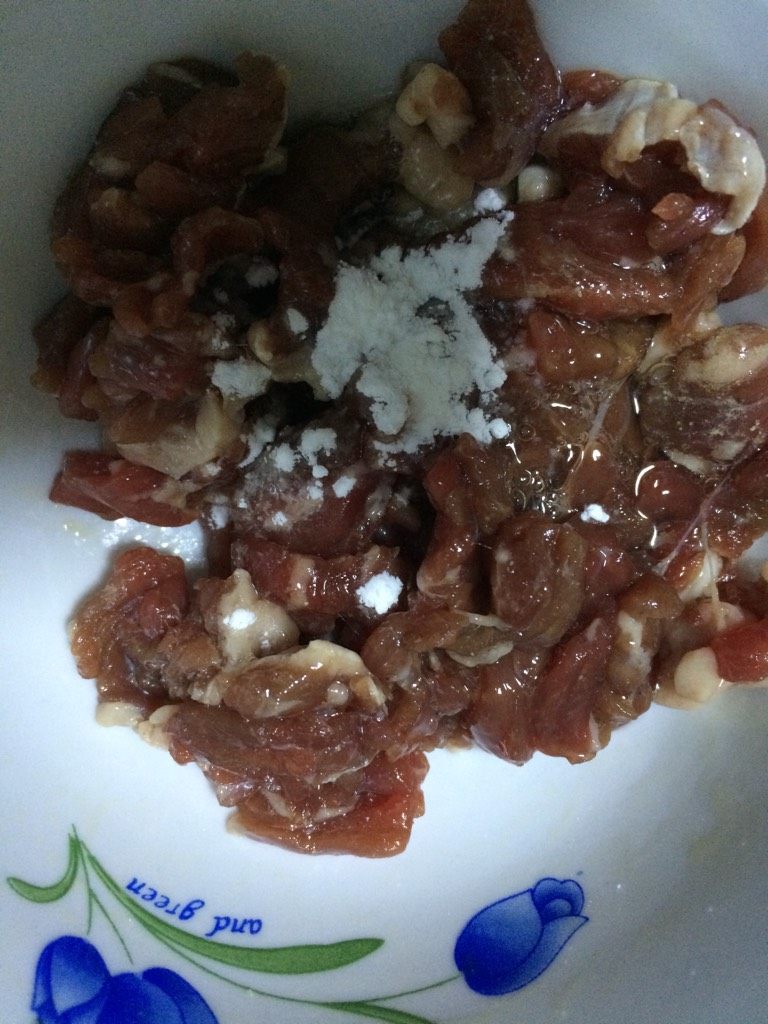 过油肉辣椒炒面,如图先将<a style='color:red;display:inline-block;' href='/shicai/ 216'>牛肉</a>切片,用料酒,胡椒粉,食盐,白糖,蛋清,淀粉腌制几分钟