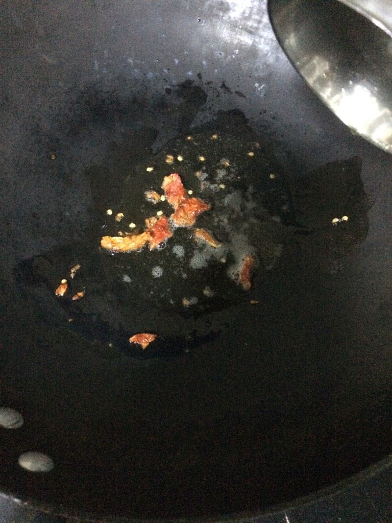 过油肉辣椒炒面,如图令起一锅,加入少许油,爆香干辣椒