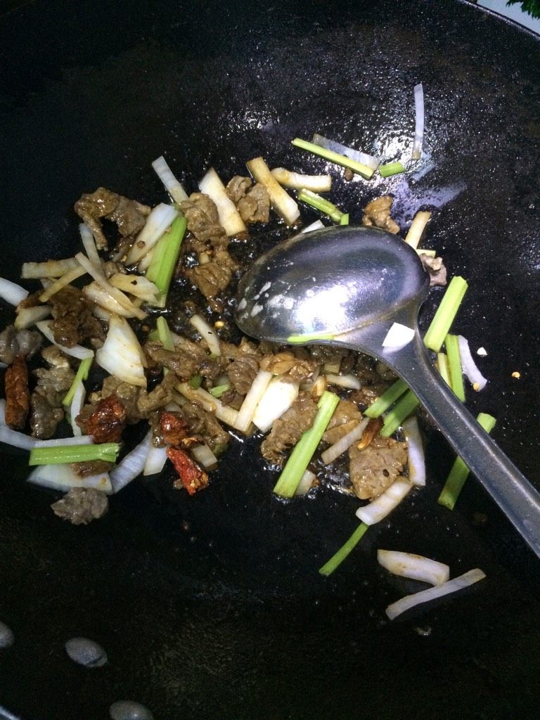 过油肉辣椒炒面,如图下去过油肉翻炒滴几滴生抽上色,下芹菜段和洋葱丝翻炒出香味