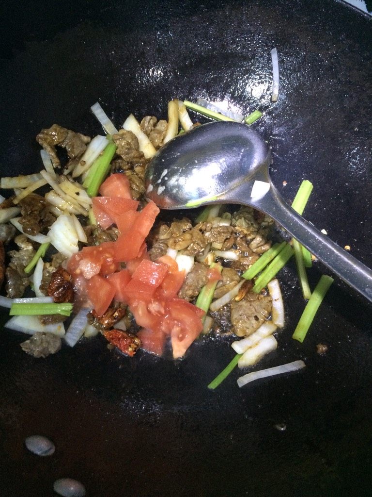 过油肉辣椒炒面,如图下番茄粒,炒出汤,调味