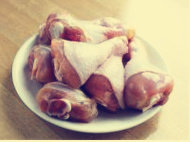 新奥尔良BBQ烤鸡腿,备好两人份量的<a style='color:red;display:inline-block;' href='/shicai/ 92'>鸡腿</a>数根，将其解冻清洗干净。