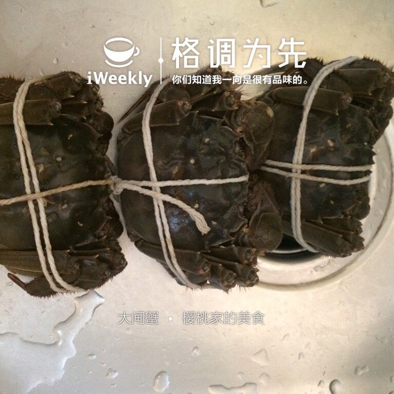 清蒸大闸蟹,如图将大闸蟹用绳子扎好后,放入上汽的蒸锅中蒸10分钟;