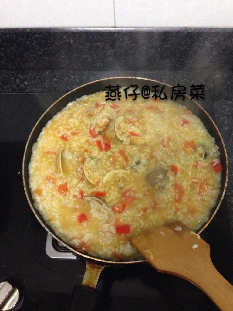 西班牙海鲜饭（简易版）,如图然后倒入青口贝汤，<a style='color:red;display:inline-block;' href='/shicai/ 10650'>咖喱块</a>，红椒，<a style='color:red;display:inline-block;' href='/shicai/ 3551'>西红柿</a>，搅拌均匀。