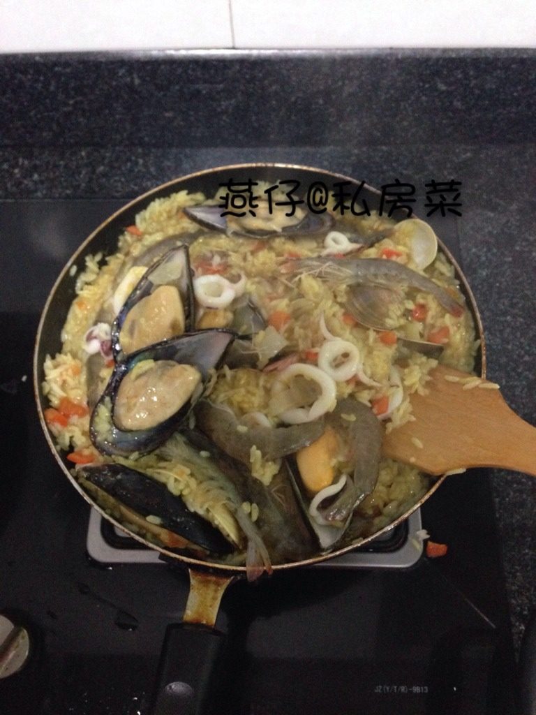 西班牙海鲜饭（简易版）,如图最后再倒入海鲜，翻炒，在加入适量盐，<a style='color:red;display:inline-block;' href='/shicai/ 134333'>黑胡椒</a>，继续翻炒，出锅前，再挤点<a style='color:red;display:inline-block;' href='/shicai/ 595'>柠檬</a>汁摆上<a style='color:red;display:inline-block;' href='/shicai/ 595'>柠檬</a>片，即可。