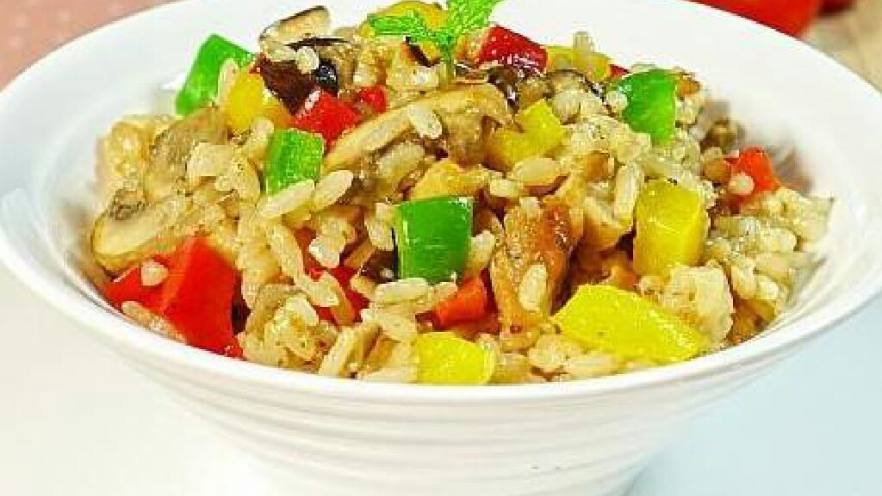 【鸡肉蘑菇焖饭】