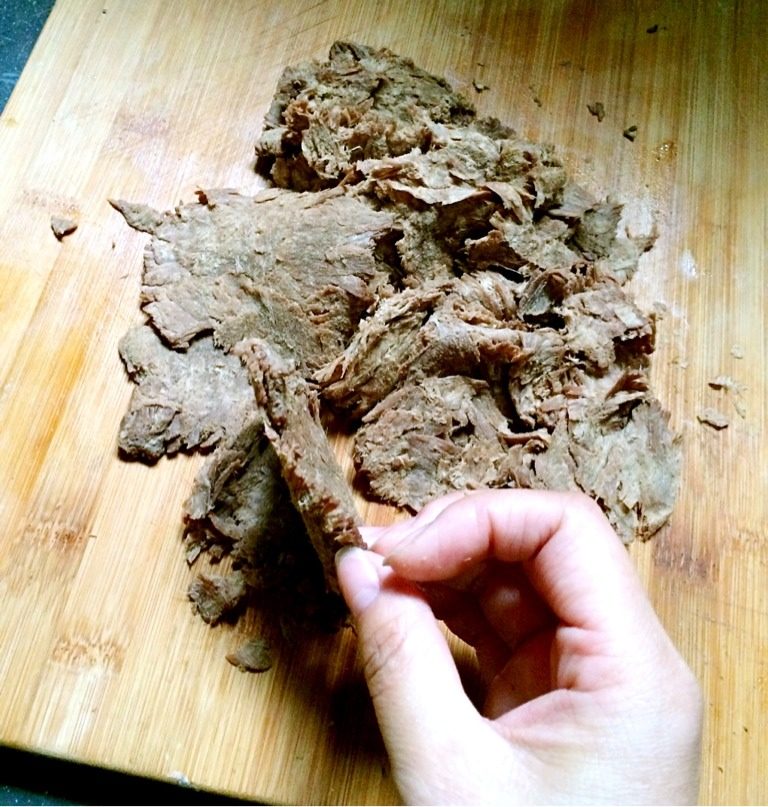 宝宝海苔牛肉松,如图,趁热用檊面杖檊成这样