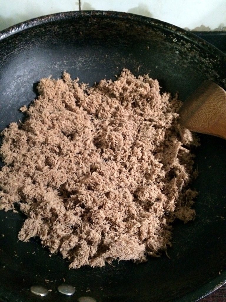 宝宝海苔牛肉松,如图,再入锅炒,起锅时加盐和白糖