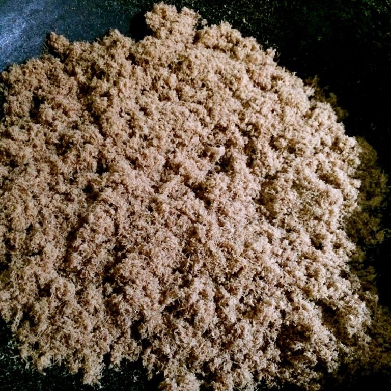 宝宝海苔牛肉松,如图,入锅炒散即可起锅