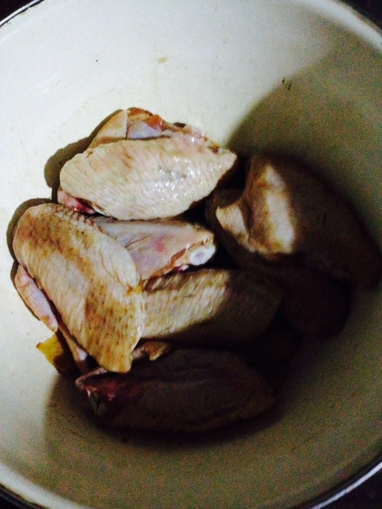 炸鸡翅,鸡翅泡去血水充分沥干，放进干净的容器，加<a style='color:red;display:inline-block;' href='/shicai/ 37'>姜</a>片，<a style='color:red;display:inline-block;' href='/shicai/ 718'>料酒</a>，<a style='color:red;display:inline-block;' href='/shicai/ 788'>生抽</a>，盐，<a style='color:red;display:inline-block;' href='/shicai/ 134340'>黑胡椒粉</a>腌制一小时以上（我腌了一天一夜）