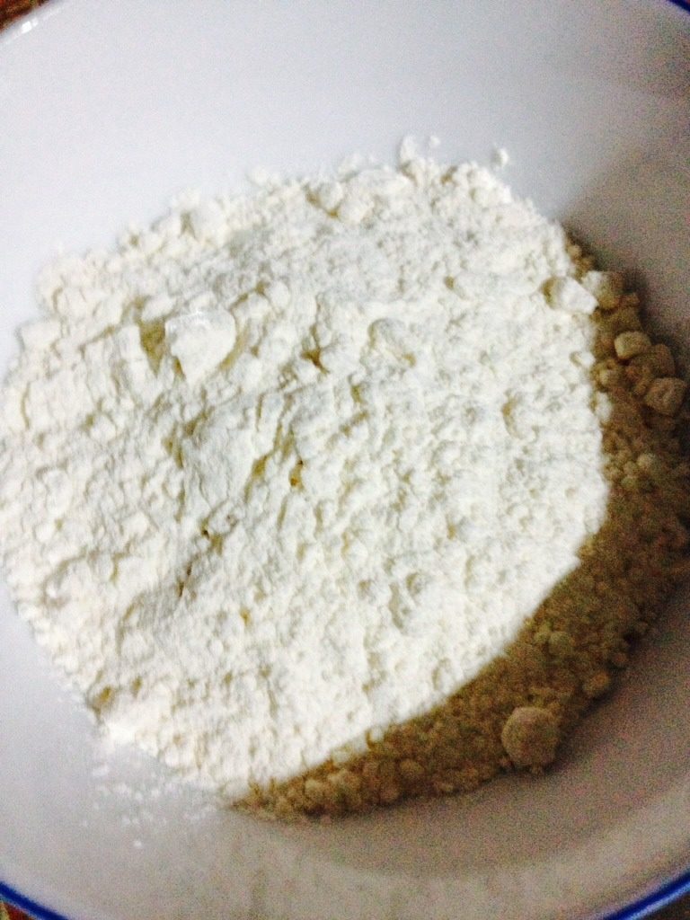 炸鸡翅,另外装一碗面粉