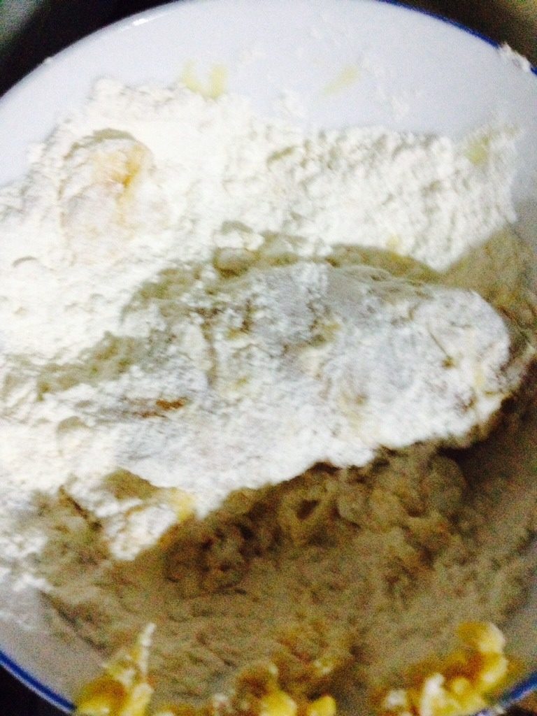 炸鸡翅,放面粉里滚一圈