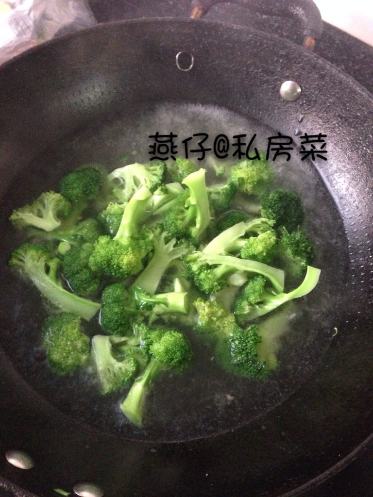 西兰花圣诞树沙拉,如图<a style='color:red;display:inline-block;' href='/shicai/ 119'>西兰花</a>剪小朵，洗净，下锅焯熟，捞起加入适量盐搅拌均匀备用。