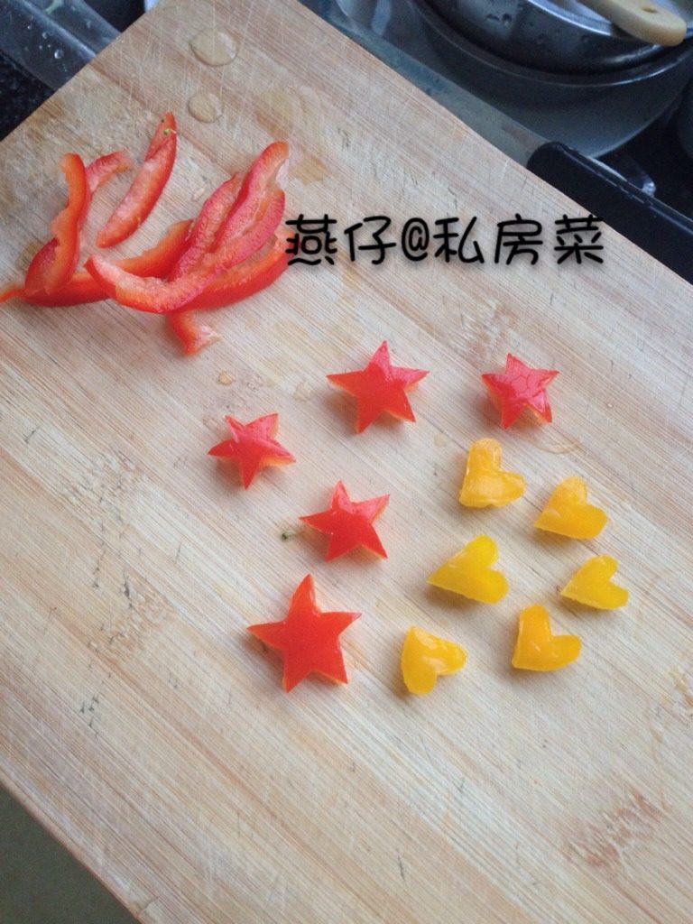 西兰花圣诞树沙拉,如图用红椒剪出五角星，黄椒剪出爱心。