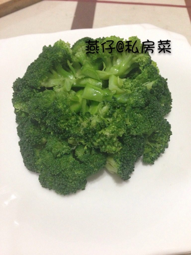 西兰花圣诞树沙拉,如图西兰花由大往小的叠加方式晚上叠加成圣诞树，再装饰上彩椒，然后再挤上<a style='color:red;display:inline-block;' href='/shicai/ 4856'>沙拉酱</a>，圣诞树就完成了。