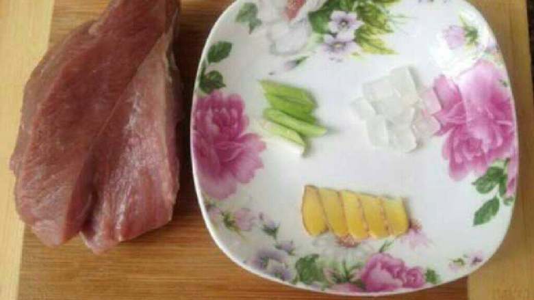 自制健康肉松,瘦肉洗干净,准备材料