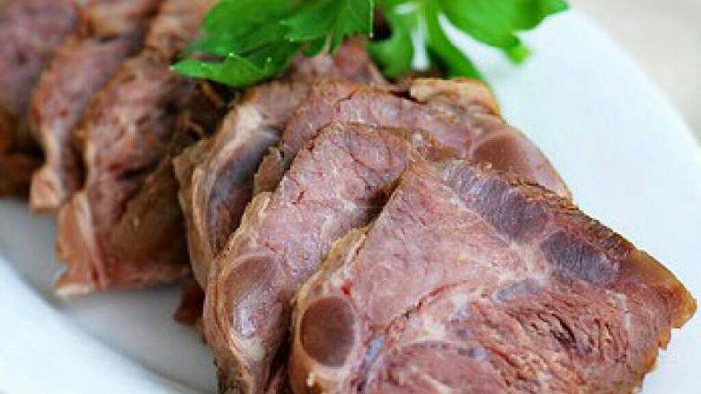 家常酱牛肉,做好的牛肉放在原汤中浸泡2小时以上以充分入味,之后入冰箱冷藏。食用前逆着纹路切成片,吃时可搭配调味汁。