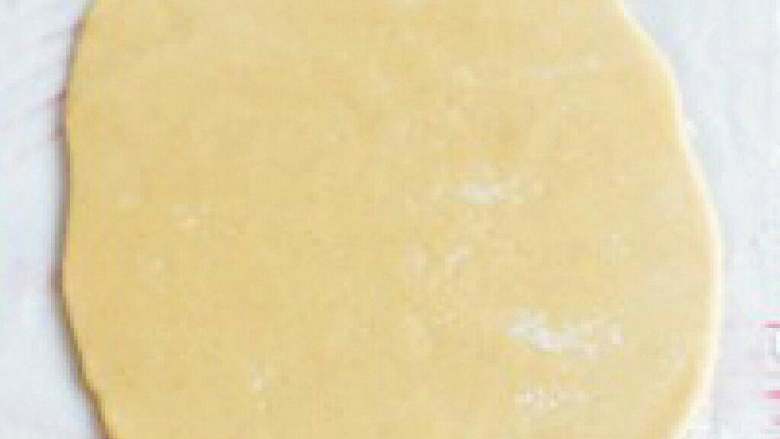 圣诞姜饼屋,在擀面杖上抹上低粉,擀成3mm 左右薄片(请注意:硅胶垫上铺 上与烤盘相对应大小的油纸,直 接在油纸上擀好面团,可解决在 硅胶垫上移动面团到烤盘上造成 的变形)。