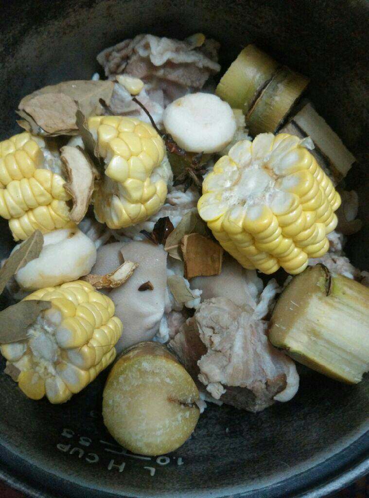 羊肉火锅,除香菜 外把所有材料放在羊肉一起,加水,盖上锅盖,上炉煮开转小火煮15分钟,关火等压力锅熄气开锅加少量盐
