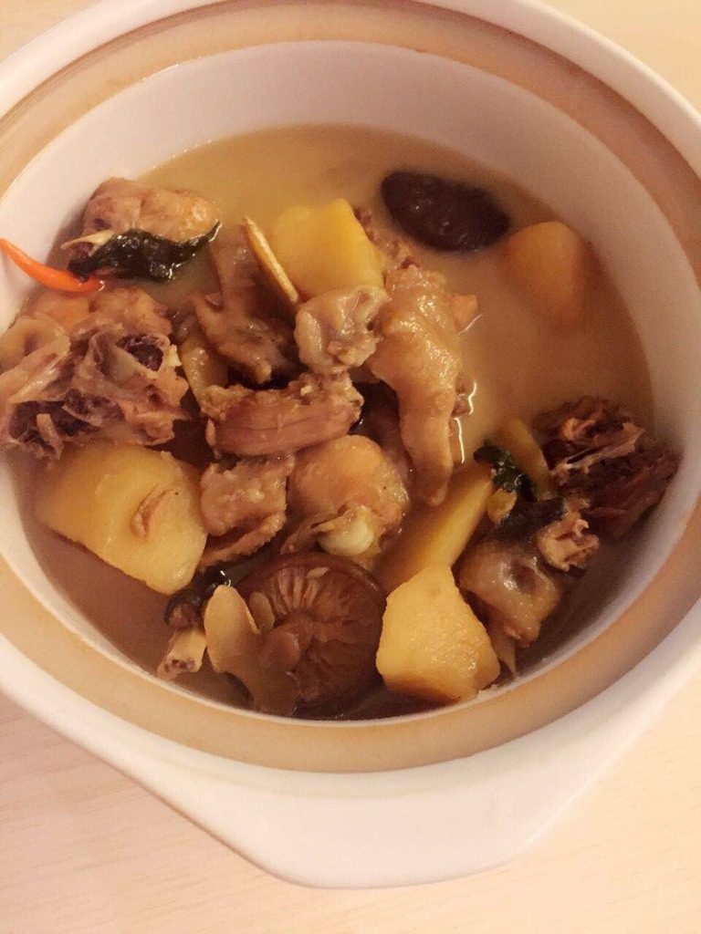 香菇土豆炖鸡肉