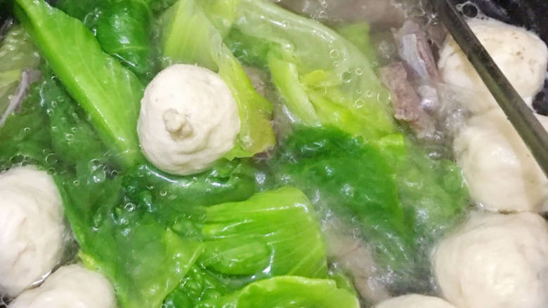 牛肉丸子汤,再加入少许花生油搅拌均匀~
