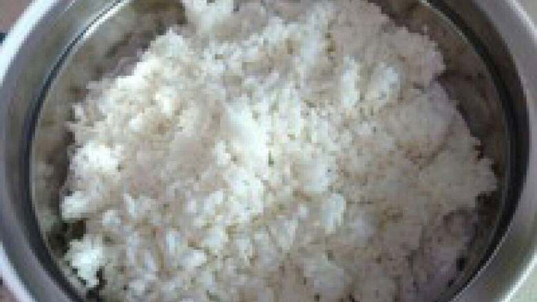 五彩冰芬【圣诞炒饭】,准备好的剩米饭。