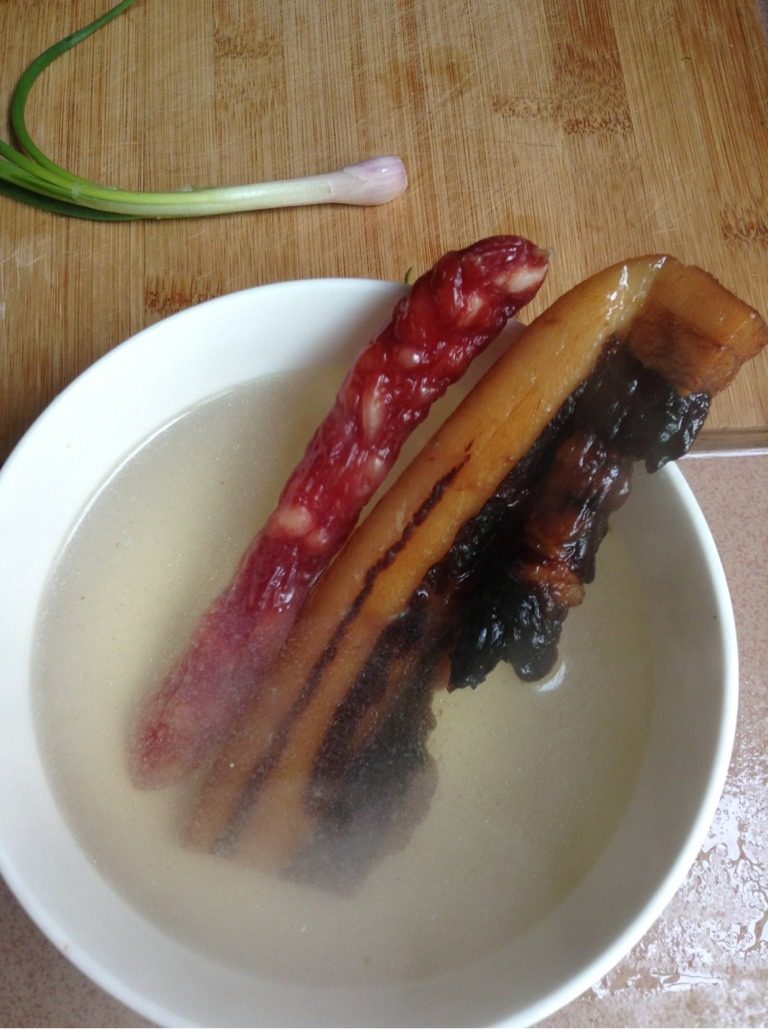 腊味煲仔饭,如图煮饭的同时将<a style='color:red;display:inline-block;' href='/shicai/ 436'>腊肉</a><a style='color:red;display:inline-block;' href='/shicai/ 4536'>腊肠</a>用开水烫洗，