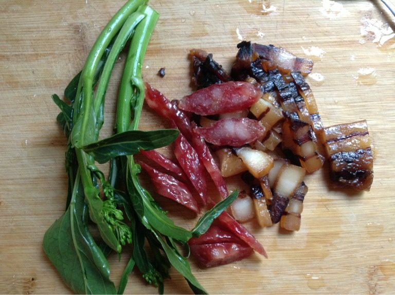 腊味煲仔饭,如图再切小片，<a style='color:red;display:inline-block;' href='/shicai/ 3239'>菜心</a>焯水备用