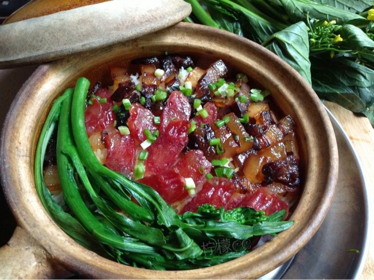 腊味煲仔饭,如图开锅盖放入菜心撒上<a style='color:red;display:inline-block;' href='/shicai/ 3250'>葱</a>花和<a style='color:red;display:inline-block;' href='/shicai/ 692'>酱油</a>即可