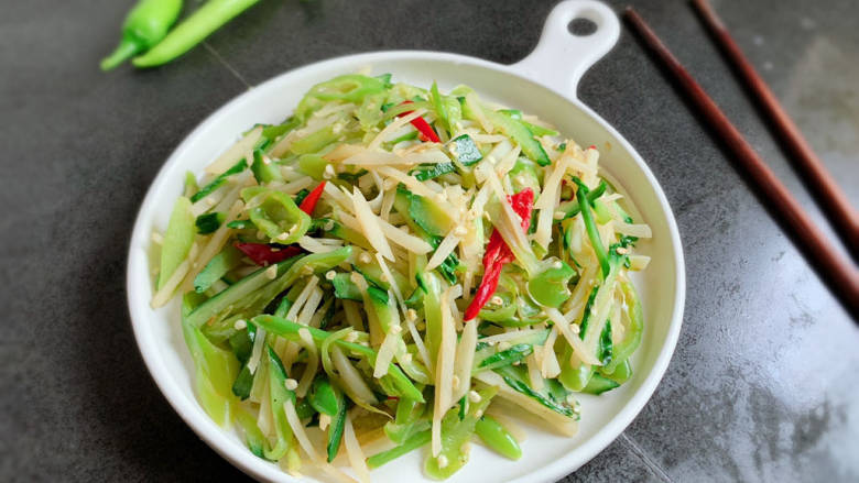 黄瓜炒土豆丝,装盘