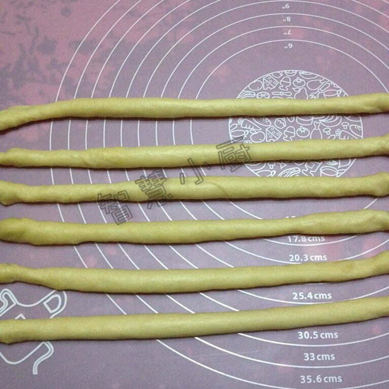 圣诞花环面包,再将面团分别搓成30厘米的长条形