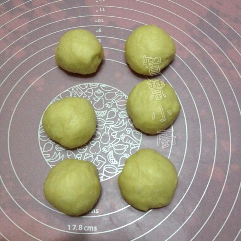 圣诞花环面包,取出排气,将面团分成6等份,滚圆松弛10分钟