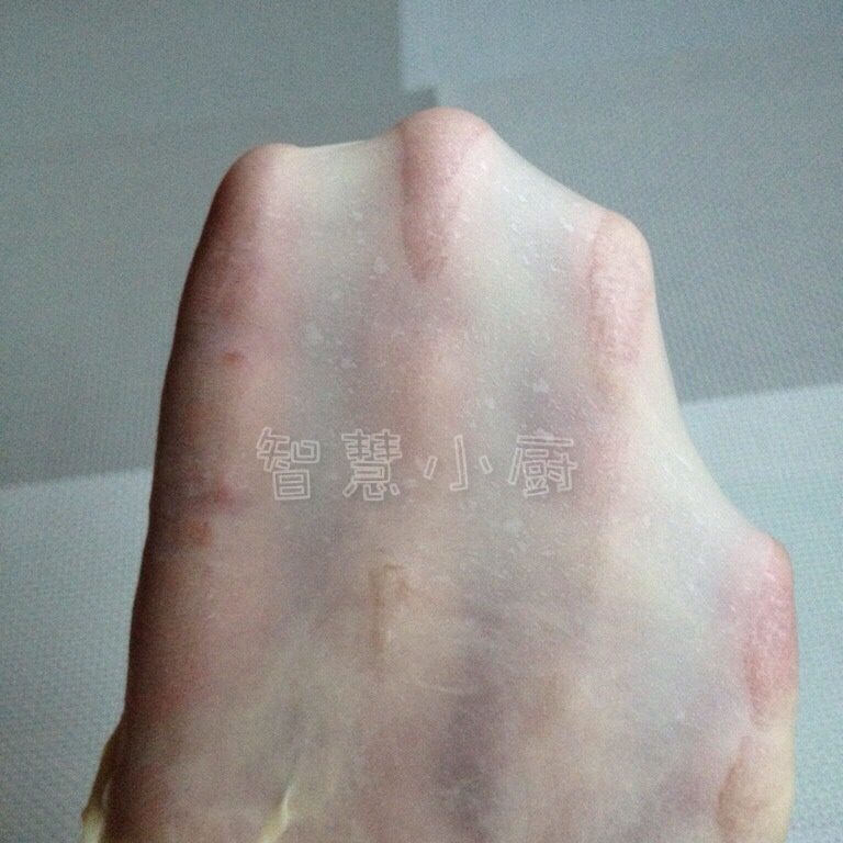 圣诞花环面包,放入黄油再按一次和面程序,面团可拉出透明不易破的薄膜