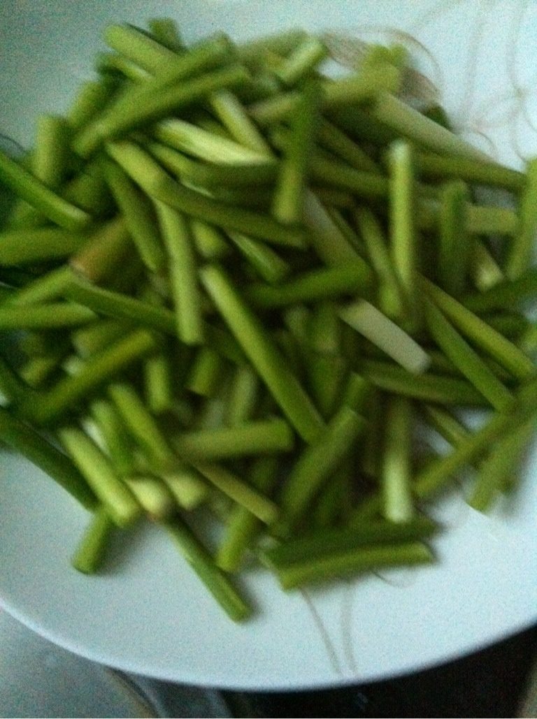 蒜薹炒腊肉,<a style='color:red;display:inline-block;' href='/shicai/ 3350'>蒜薹</a>洗净切段，<a style='color:red;display:inline-block;' href='/shicai/ 436'>腊肉</a>切片