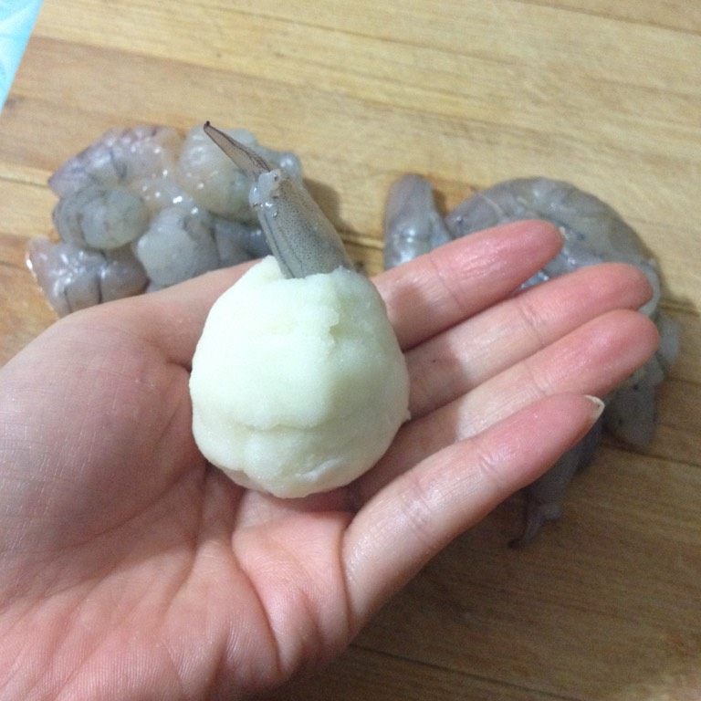 土豆虾尾球,如图将虾尾露出,其他地方包进去