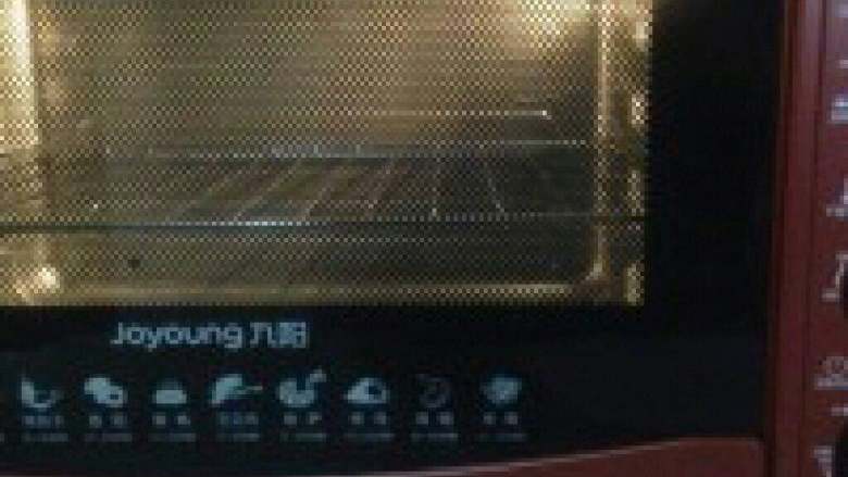 圣诞红丝绒蛋糕,烤箱提前预热5分钟,温度150。