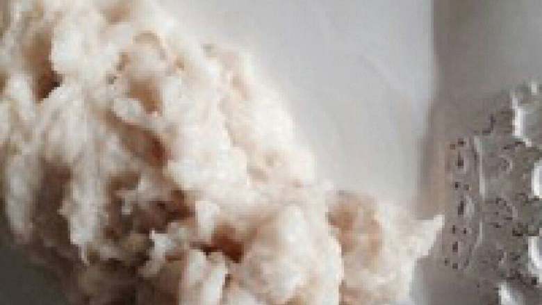 圣诞米糕,盖保鲜膜大火蒸25分钟,之后凉 凉。