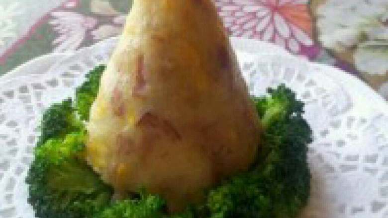 土豆泥萨拉圣诞树,西兰花先从底部围边,层层往上 围。