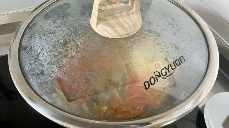 骨汤河粉,加盖中小火炖煮3分钟,让蕃茄味融入汤中