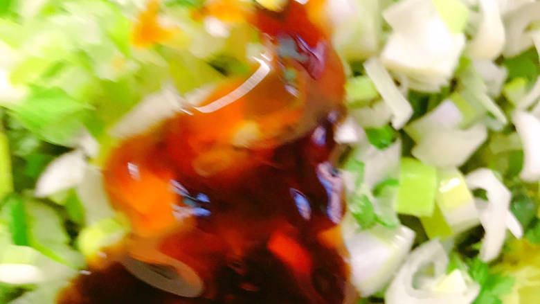 包菜猪肉饺子,放入<a style='color:red;display:inline-block;' href='/shicai/ 721'>蚝油</a>