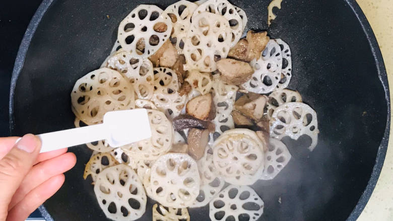 五花肉焖莲藕,翻炒均匀,撒入盐调整咸淡