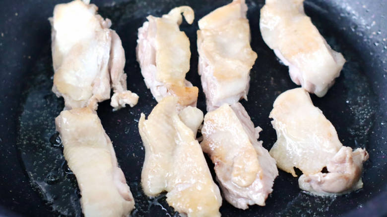 彩椒鸡腿饭,锅中倒入少许食用油烧热,放入鸡腿肉小火慢慢煎至,两面稍微金黄色的时候。