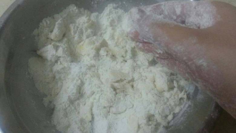 草莓奶酪派,黄油不用软化,切成小块,加低粉和盐,用手揉捏成糠状。