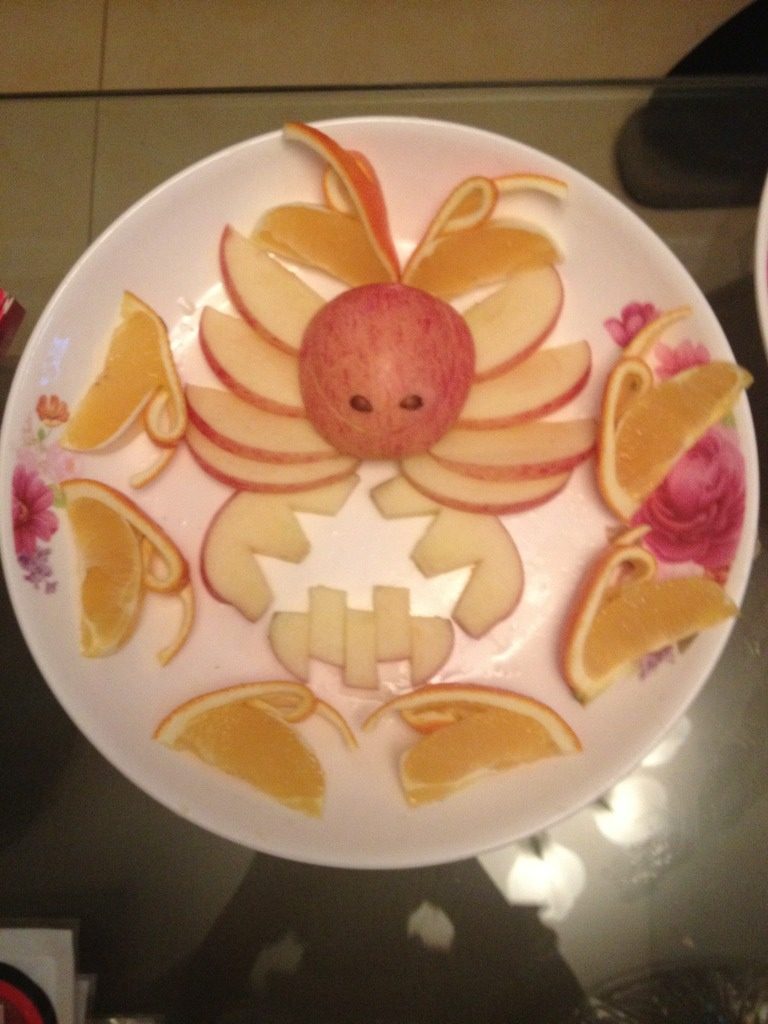 水果拼盘-----大螃蟹,如图，<a style='color:red;display:inline-block;' href='/shicai/ 591'>苹果</a>子当眼睛，<a style='color:red;display:inline-block;' href='/shicai/ 626'>橙子</a>皮切到一半。摆盘就好。
