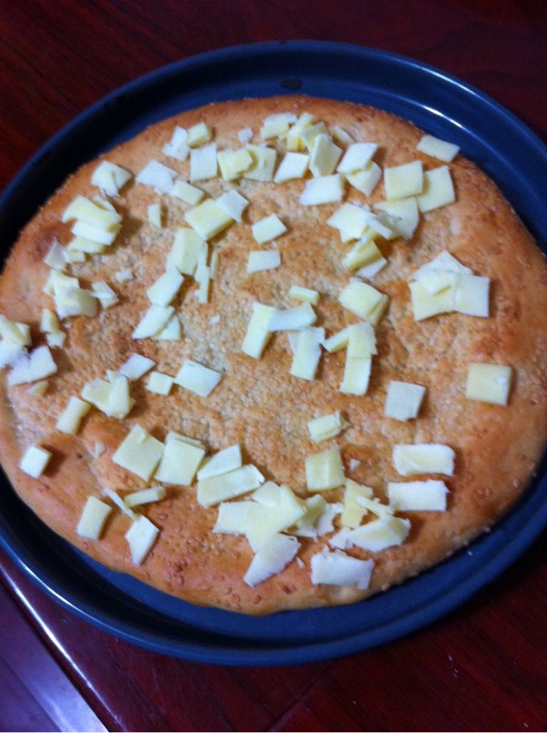 培根披萨,派皮上先铺一层奶酪