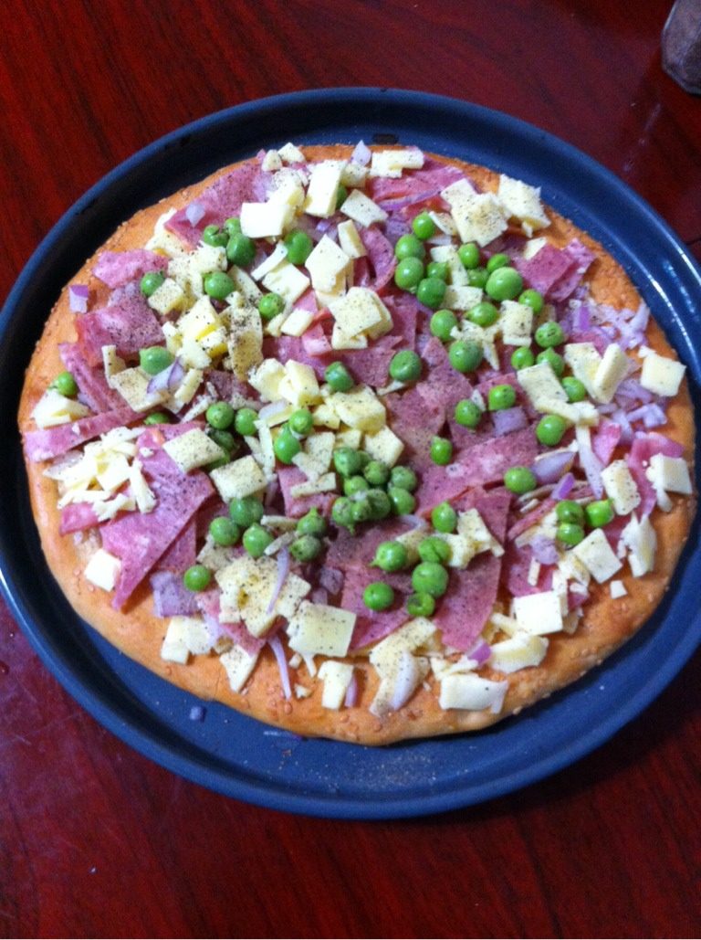 培根披萨,依次再铺上洋葱碎、培根、<a style='color:red;display:inline-block;' href='/shicai/ 456'>青豆</a>，然后撒上<a style='color:red;display:inline-block;' href='/shicai/ 134340'>黑胡椒粉</a>，最后再铺一层奶酪